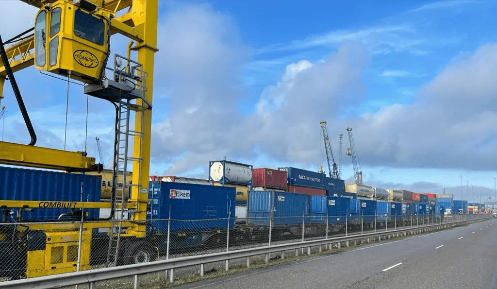 First batch of 17 Elkem containers transported by rail